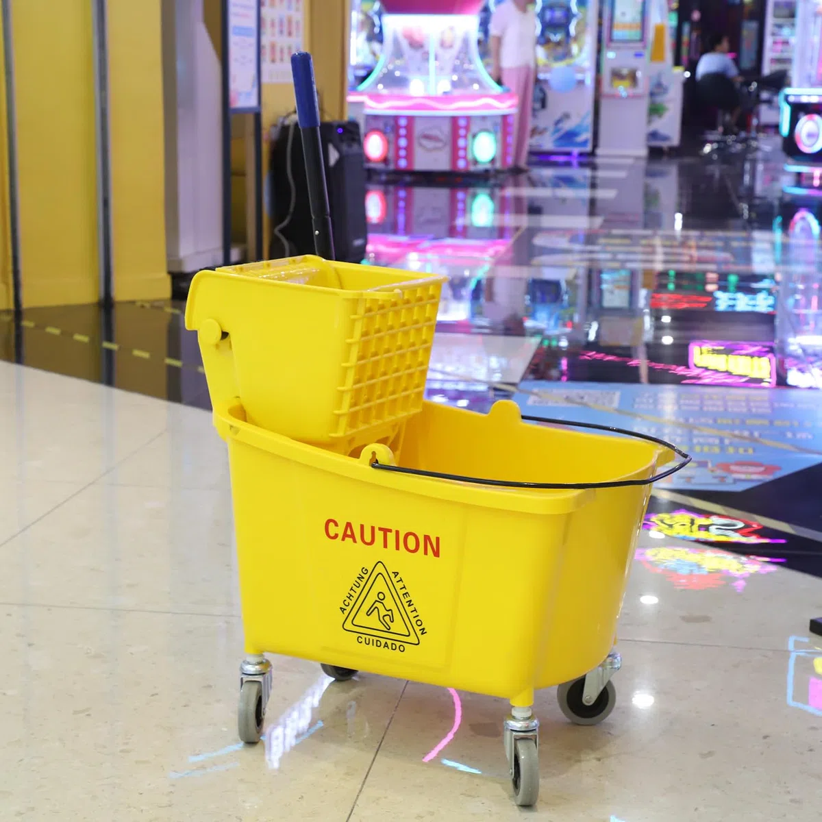 Cubo de fregona comercial con escurridor de prensa lateral para limpieza de suelos, restaurantes, oficinas y uso de limpieza, 35 cuartos de galón, amarillo, incluye una fregona comercial