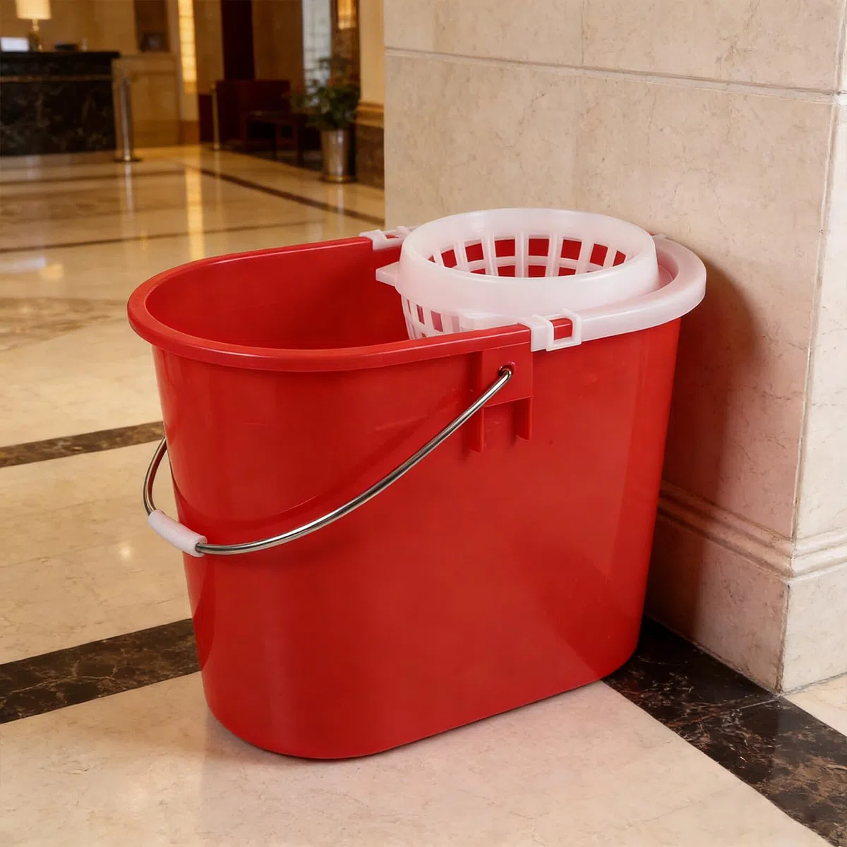 Cubo de Limpieza Comercial Rojo 236 para Fregona Redonda, Cubo de Plástico Reforzado con Asa Antideslizante, Repuesto para Hoteles y Limpieza Doméstica, Balde Compacto para Fregar